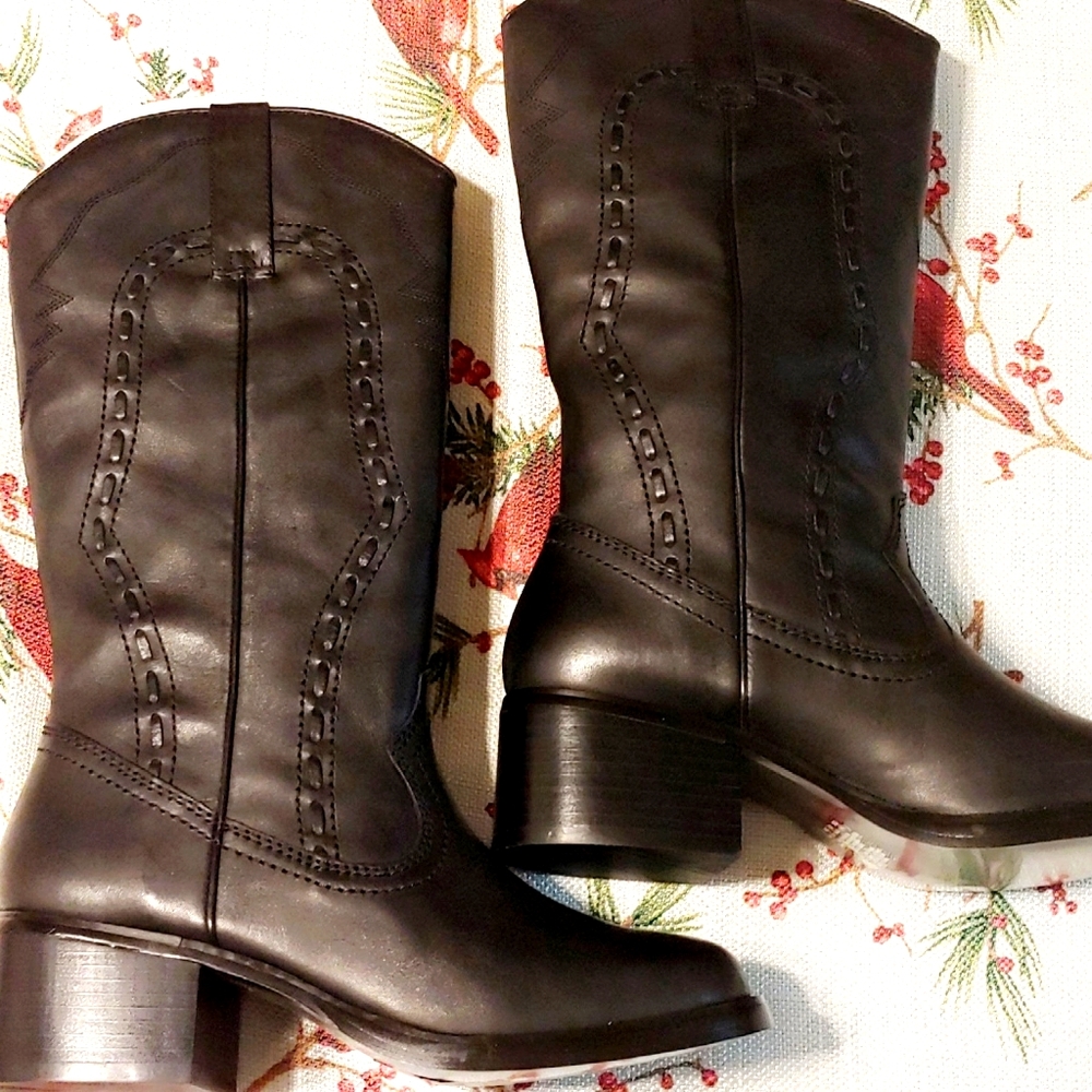 Black-stitched boots with leather lining